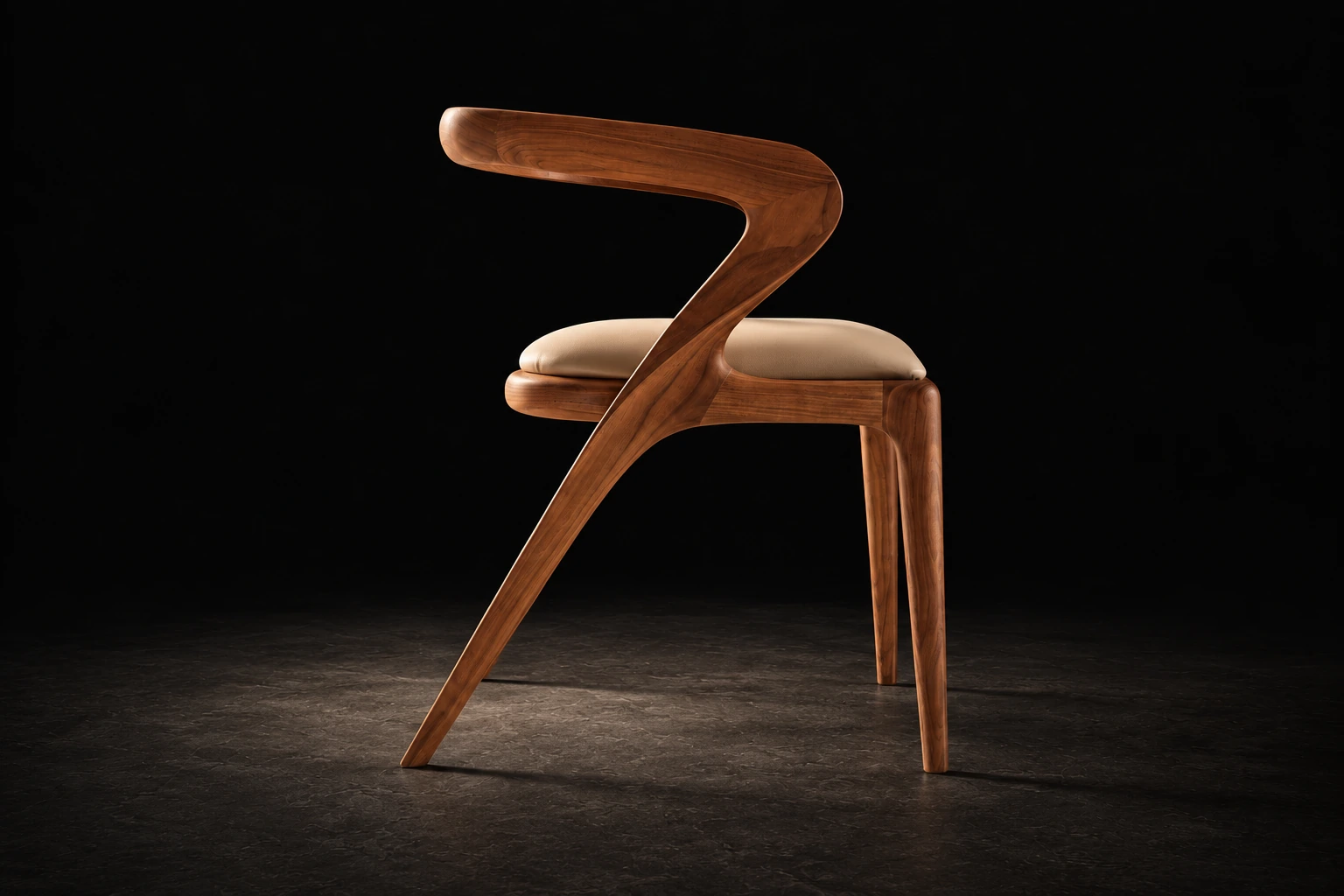 Silla Salma en madera y tapizado claro sobre fondo negro