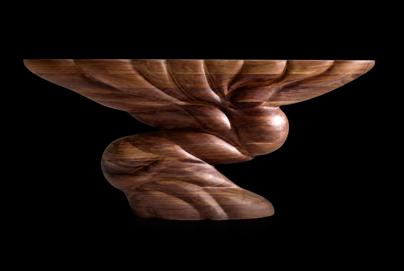 Consola Colossus de madera con base escultórica en espiral