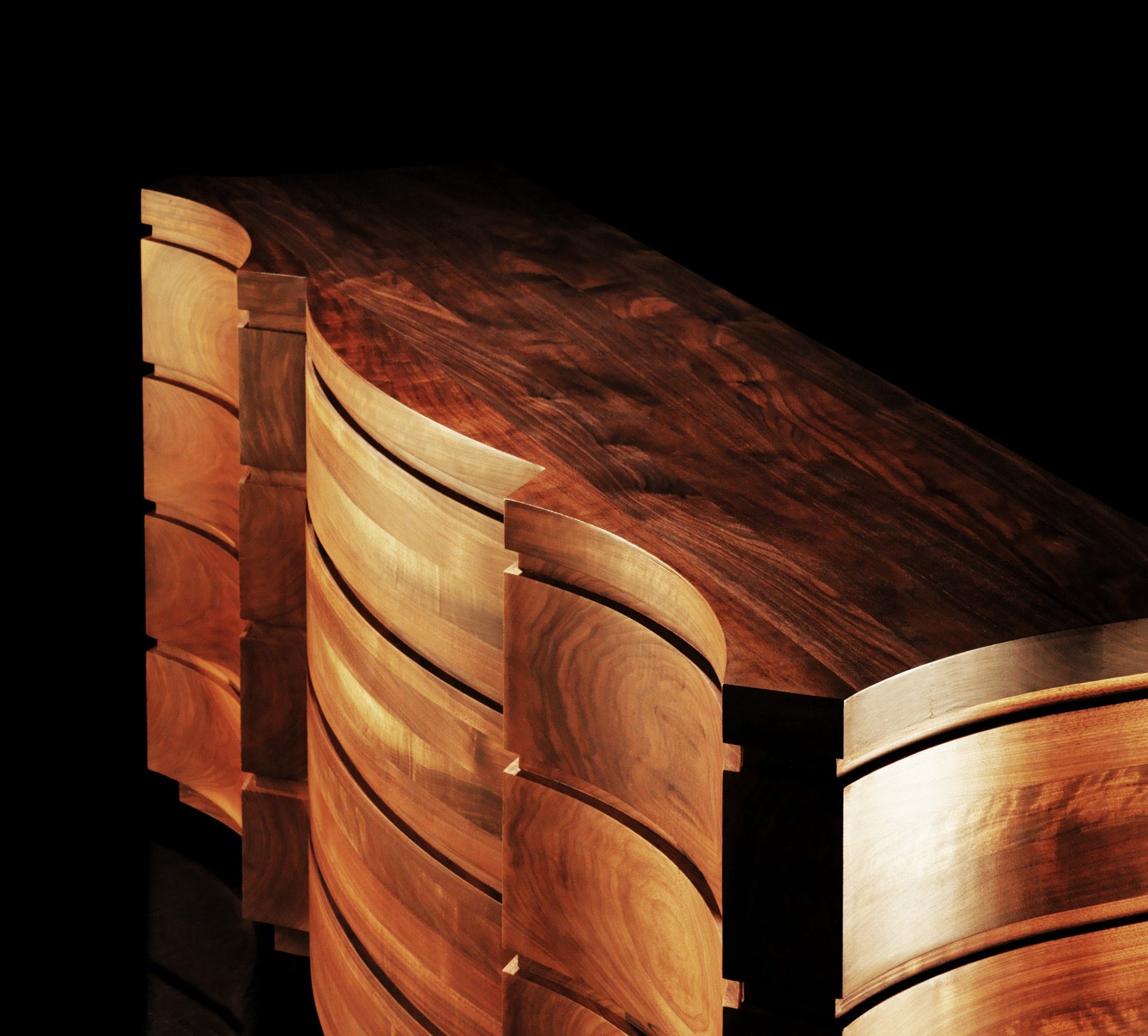 Detalle de las superficies curvas de madera del aparador Giorgio